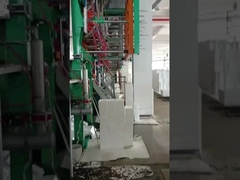 Σήμα EPS σταφυλοκάτι που εργάζεται σε εργοστάσιο αφρού EPS