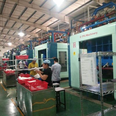 Βελτίωση της παραγωγικής αποτελεσματικότητας με τη μηχανή τυποποίησης TPU και την ακριβή σχεδίαση καλούπιων για τις σόλες παπουτσιών